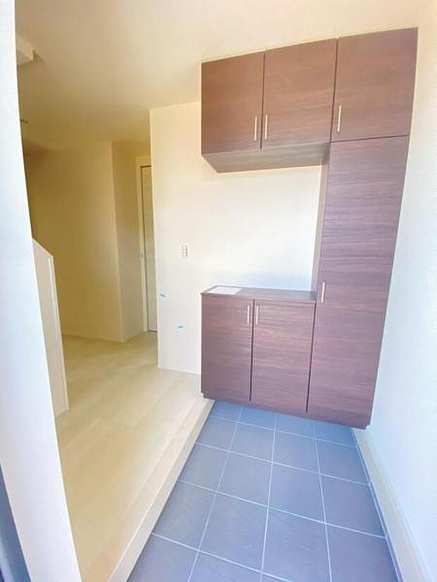 物で溢れがちな玄関も、たっぷり収納可能な玄関収納でスッキリ快適♪