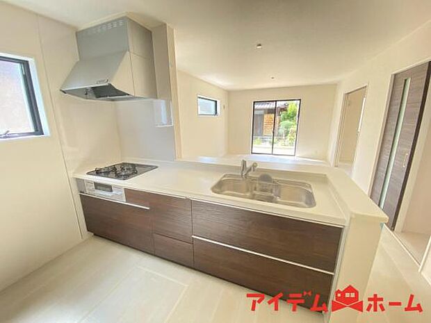 料理をしながら会話が楽しめる対面キッチンリビングで遊ぶお子様の様子も見えるので安心です♪