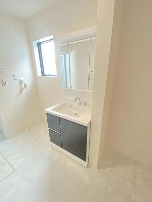 暮らしを快適に変える、シャワー付き洗面化粧台♪