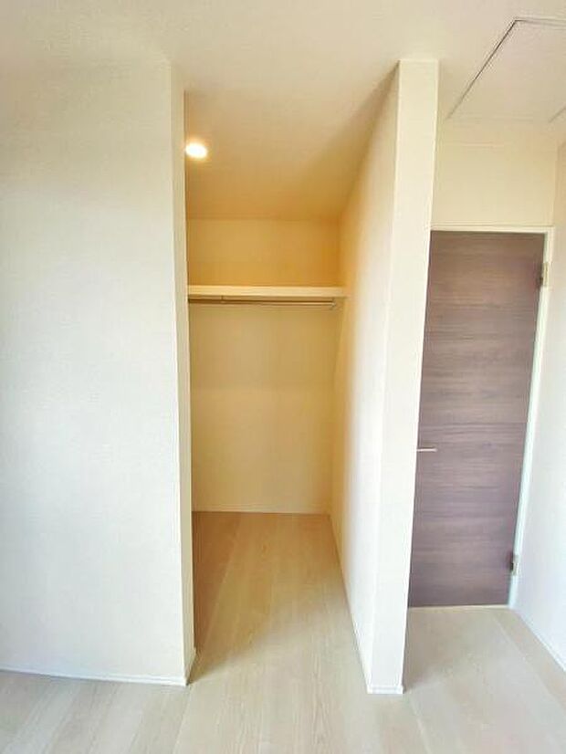 季節物もまるごと収納できる、衣替えいらずの嬉しい大型収納