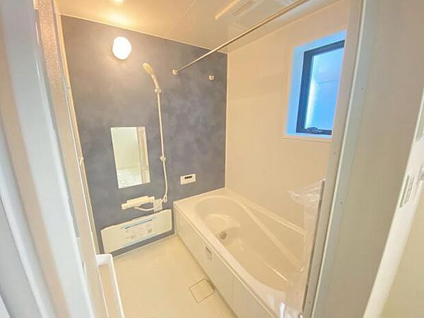 足を伸ばしてゆったりとリラックスできる広々バスタブ♪親子のコミュニケーションもとれます