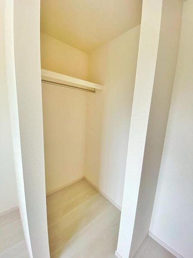 季節物もまるごと収納できる、衣替えいらずの嬉しい大型収納