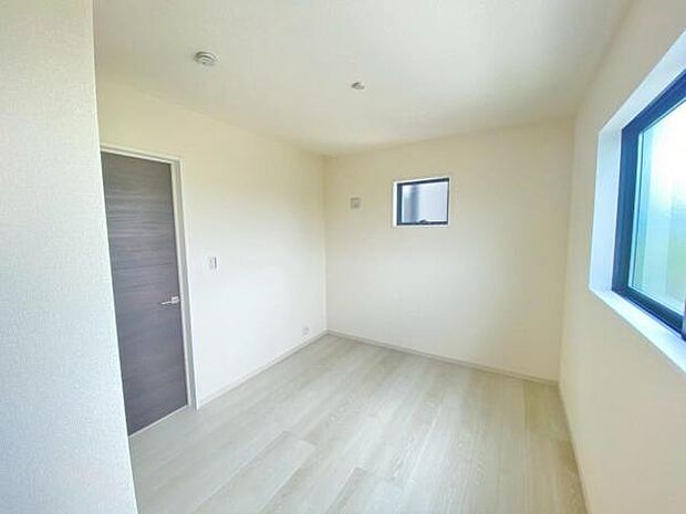 心地良い日差しが差し込む明るい居室