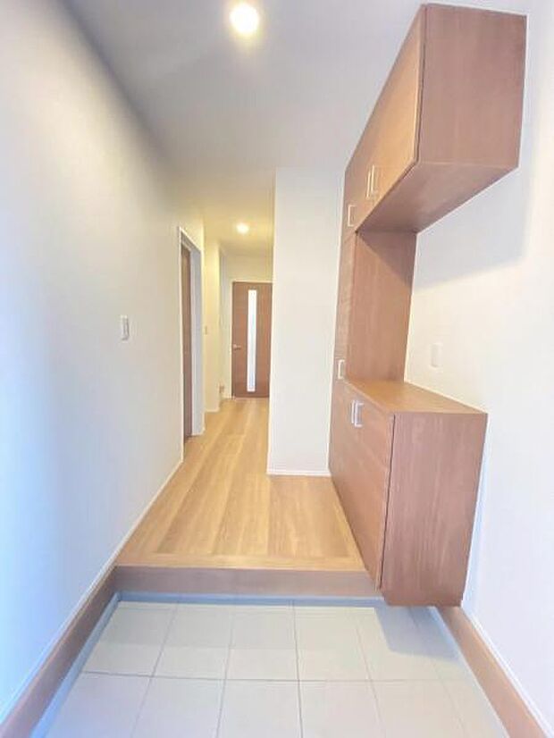 物で溢れがちな玄関も、たっぷり収納可能な玄関収納でスッキリ快適♪