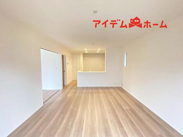 南側から明るい日差しをたっぷり取り込めるリビングです♪