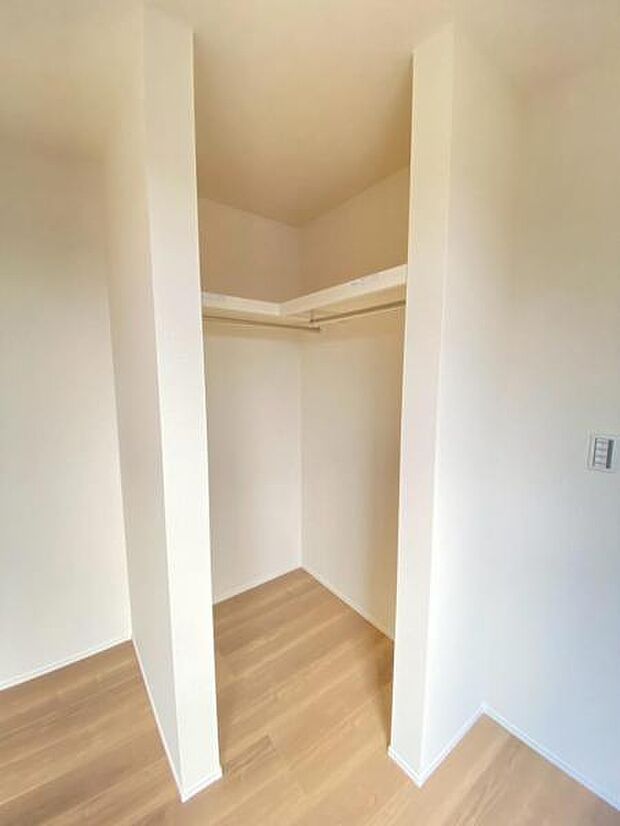 季節物もまるごと収納できる、衣替えいらずの嬉しい大型収納