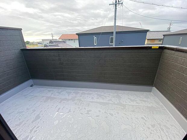 日差しをたっぷり受けれる南面バルコニーで毎日のお洗濯も快適♪