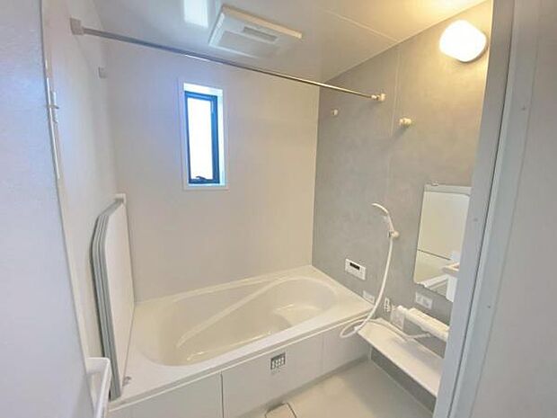 足を伸ばしてゆったりとリラックスできる広々バスタブ♪親子のコミュニケーションもとれます