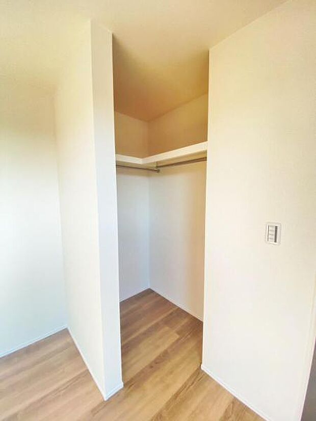 季節物もまるごと収納できる、衣替えいらずの嬉しい大型収納