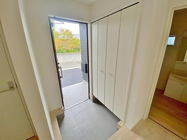 物で溢れがちな玄関も、たっぷり収納可能な玄関収納でスッキリ快適♪