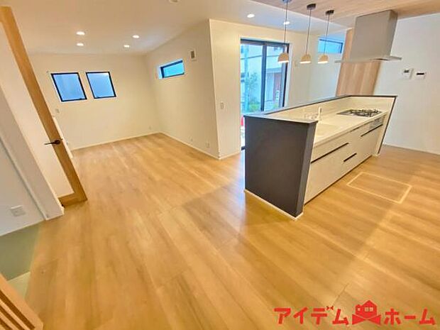 南側から明るい日差しをたっぷり取り込めるリビングです♪