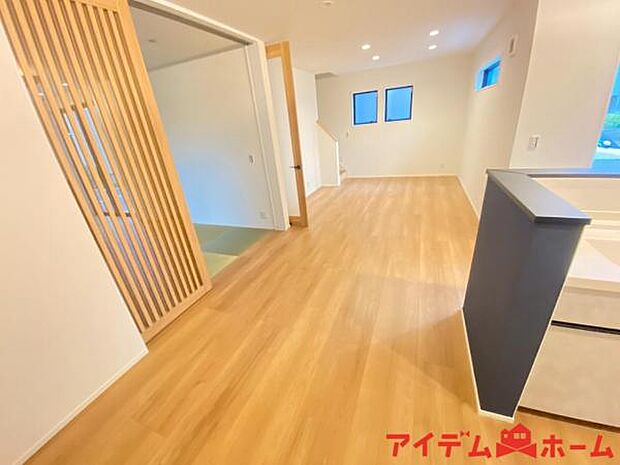 南側から明るい日差しをたっぷり取り込めるリビングです♪