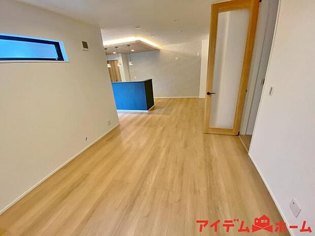 南側から明るい日差しをたっぷり取り込めるリビングです♪