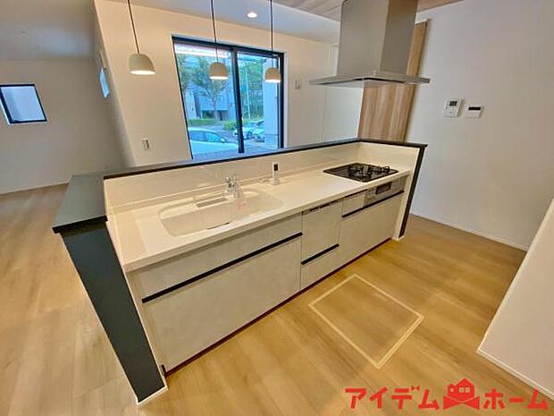 料理をしながら会話が楽しめる対面キッチンリビングで遊ぶお子様の様子も見えるので安心です♪