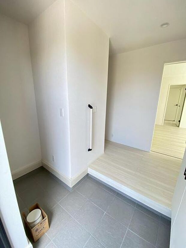 玄関土間収納。靴収納以外に、コート類の収納スペースとしても◎