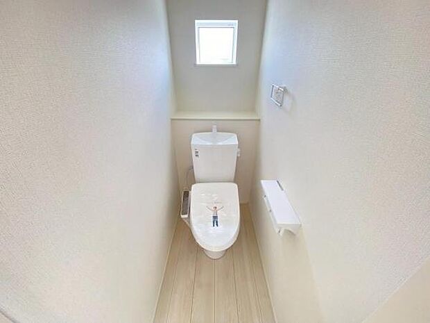 ウォシュレット機能付で清潔・快適♪　窓付きで明るい空間です。