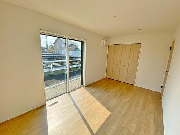 心地良い日差しが差し込む明るい居室