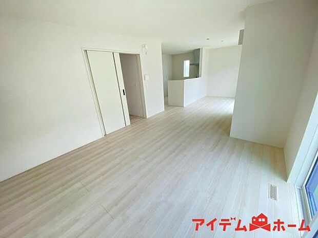 南側から明るい日差しをたっぷり取り込めるリビングです♪