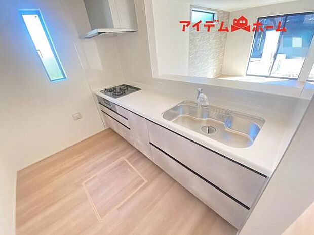 料理をしながら会話が楽しめる対面キッチンリビングで遊ぶお子様の様子も見えるので安心です♪