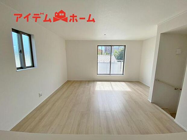 南側から明るい日差しをたっぷり取り込めるリビングです♪