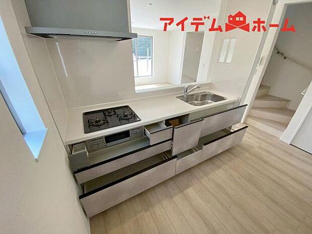 料理をしながら会話が楽しめる対面キッチンリビングで遊ぶお子様の様子も見えるので安心です♪