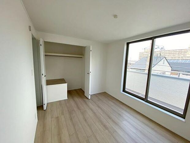 心地良い日差しが差し込む明るい居室