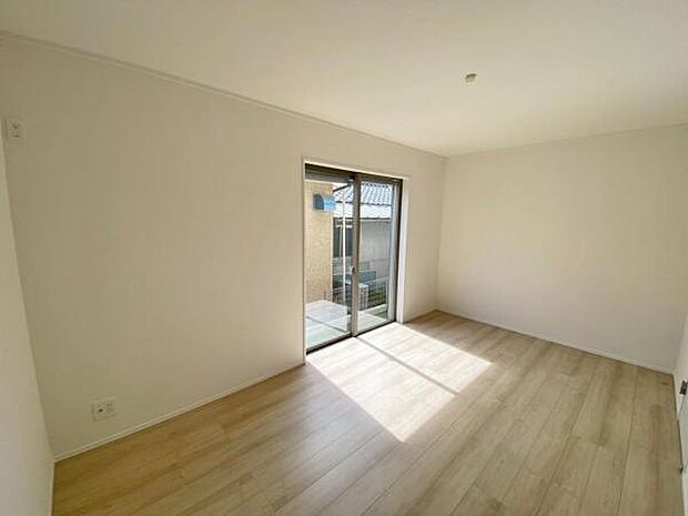 心地良い日差しが差し込む明るい居室