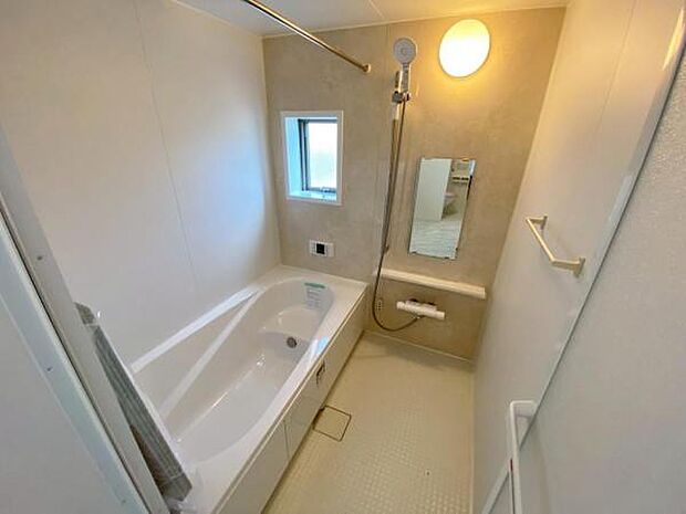 足を伸ばしてゆったりとリラックスできる広々バスタブ♪親子のコミュニケーションもとれます