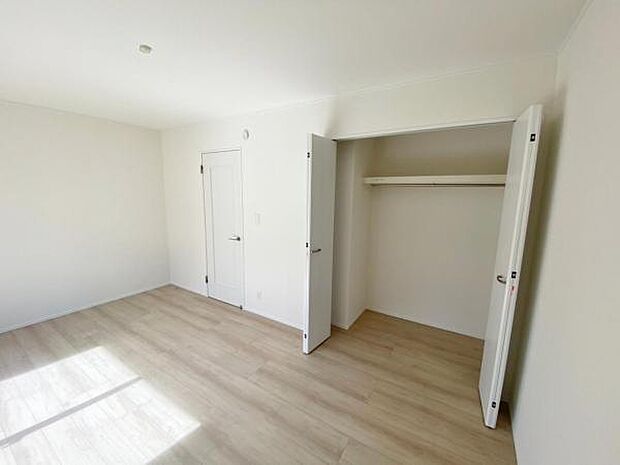 各居室にはたっぷりと収納できるクローゼットを設置していますお部屋をスッキリと広々使えます♪