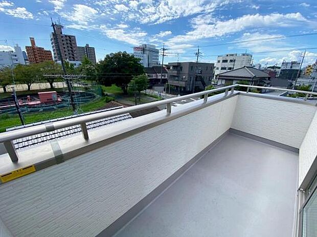 日差しをたっぷり受けれる南面バルコニーで毎日のお洗濯も快適♪