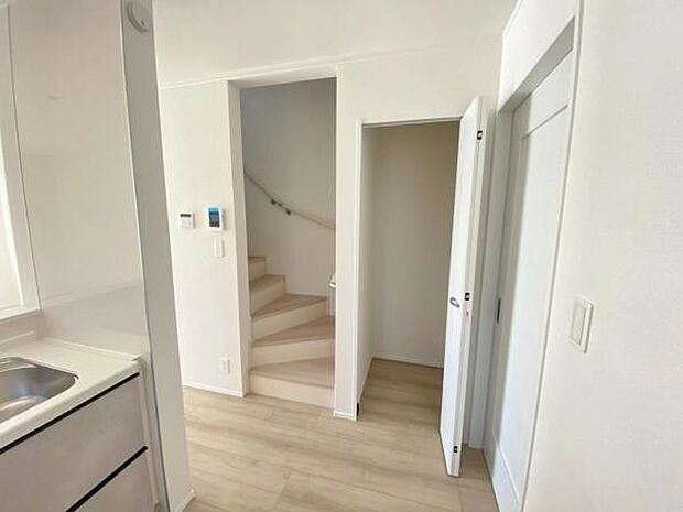 食品の保管に便利なキッチンパントリー完備棚付きでスッキリと片付けられます