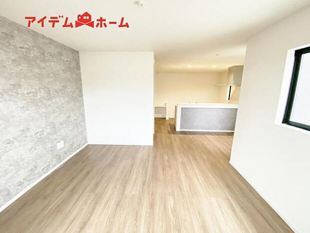 リビング 南向きのため明るい陽射しが射し込みます♪