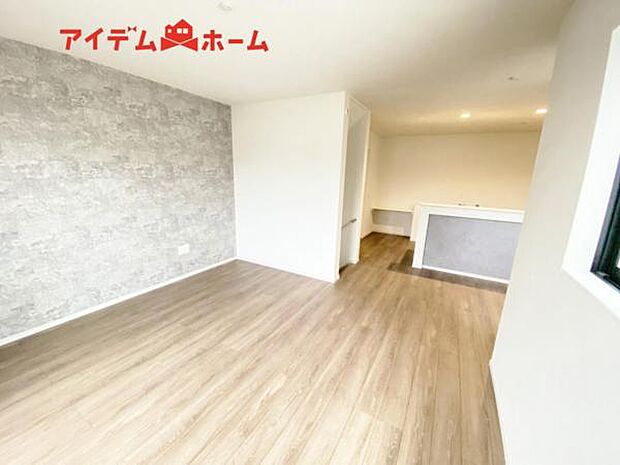 リビング 南向きのため明るい陽射しが射し込みます♪