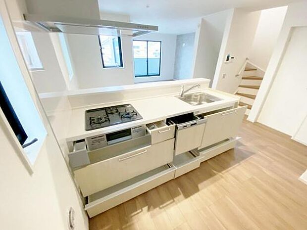 キッチン ダイニングに面した対面式キッチンでは、できたてのお料理がすぐテーブルに出せます