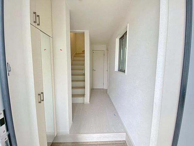 物で溢れがちな玄関も、たっぷり収納可能な玄関収納でスッキリ快適♪