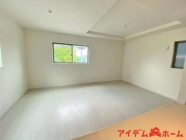 明るい日差しをたっぷり取り込めるリビングです♪