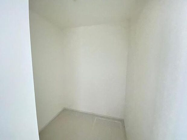 季節物もまるごと収納できる、衣替えいらずの嬉しい大型収納