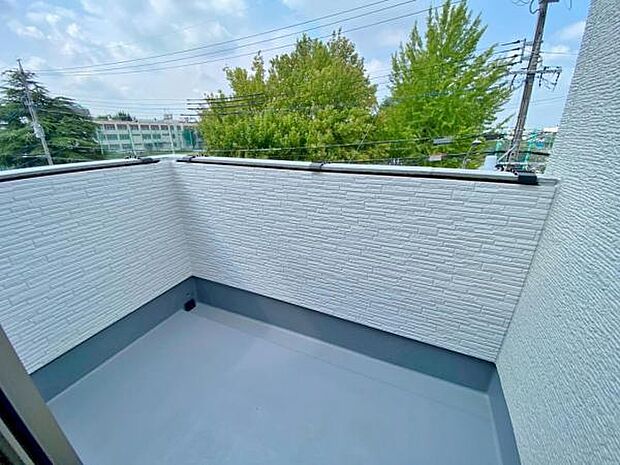 日差しをたっぷり受けれるバルコニーで毎日のお洗濯も快適♪