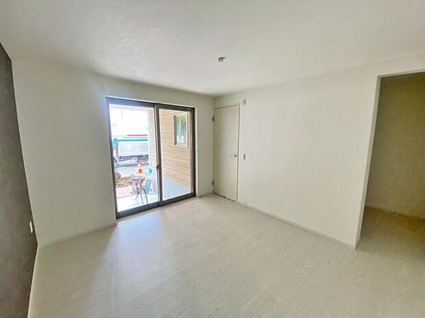 心地良い日差しが差し込む明るい居室