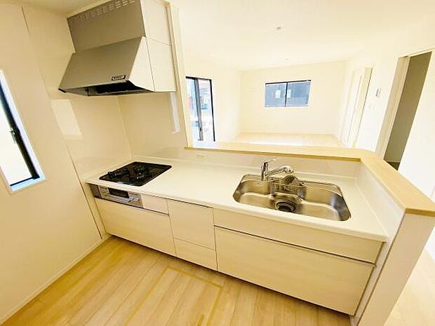 キッチン ダイニングに面した対面式キッチンでは、できたてのお料理がすぐテーブルに出せます 