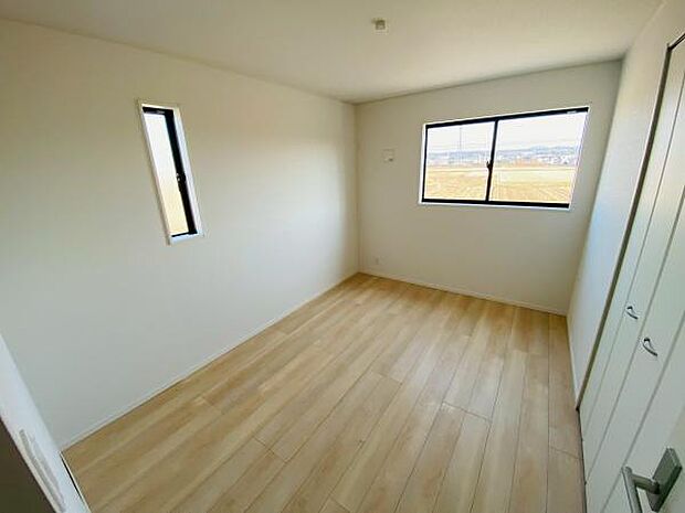 洋室 明るい洋室ではのんびりとお過ごしできます☆ 