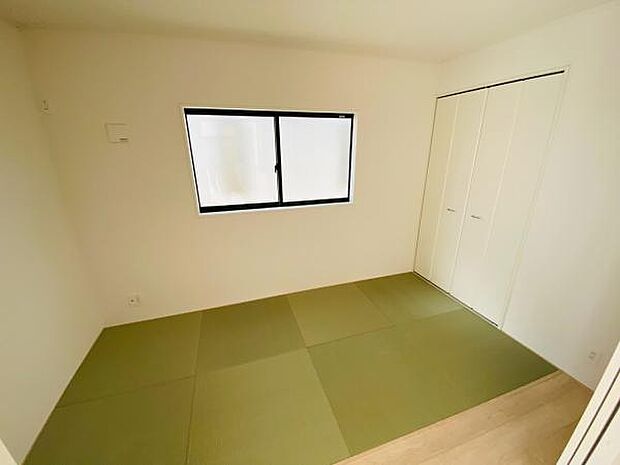 和室 小さなお子さまのいる方におすすめリビング横に和室のあるタイプの間取りです。 