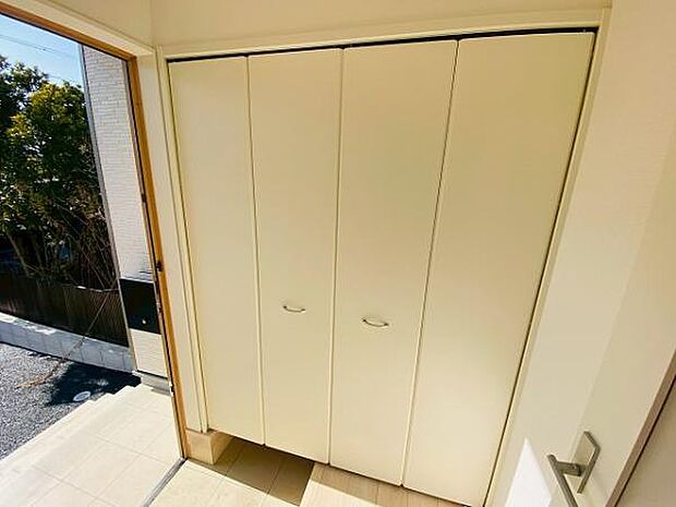 玄関収納 玄関横にシューズボックスがついているので、片付いた玄関がキープできます 