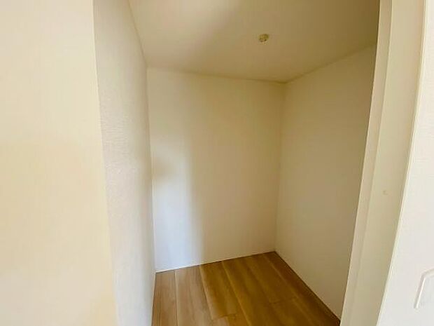 スーツケースなど大きなものからバッグや帽子など小物類も保管できます。 