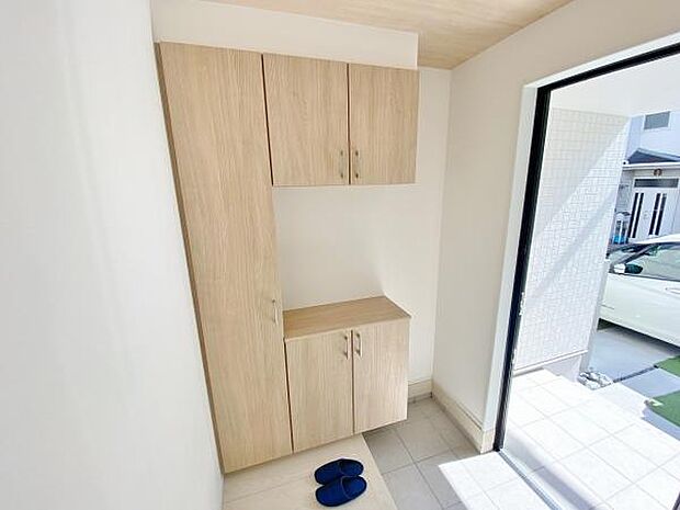 玄関収納 玄関横にシューズボックスがついているので、片付いた玄関がキープできます 