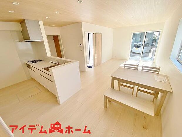 リビング 南向きのため明るい陽射しが射し込みます♪ 