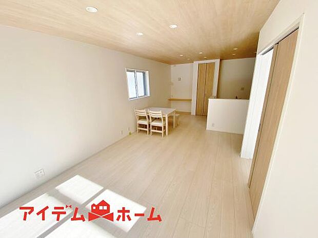 リビング 南向きのため明るい陽射しが射し込みます♪ 