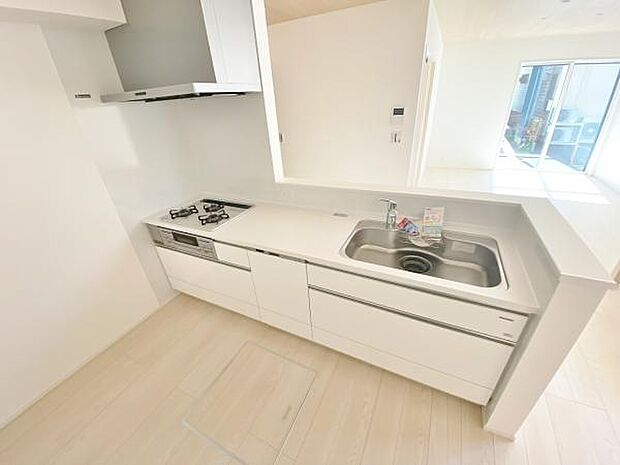 キッチン ダイニングに面した対面式キッチンでは、できたてのお料理がすぐテーブルに出せます 