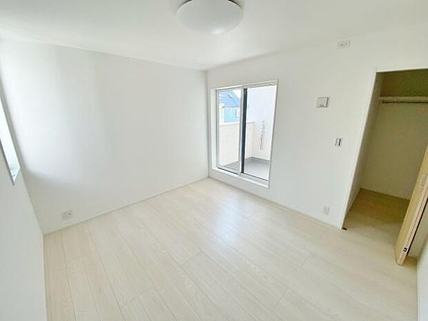 洋室 明るい洋室ではのんびりとお過ごしできます☆