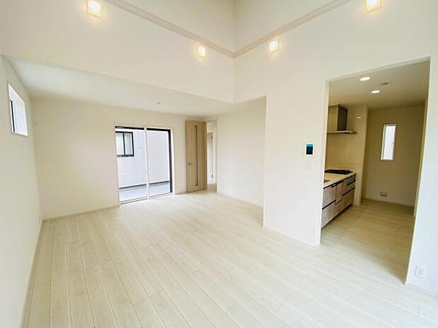 リビング 南向きのため明るい陽射しが射し込みます♪